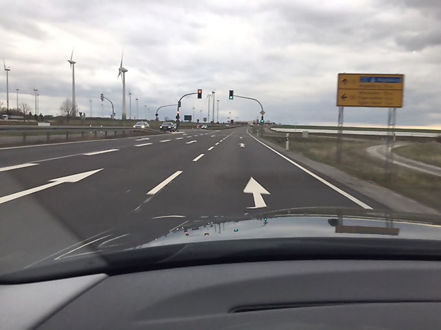Die B81 bei Egeln Richtung Magdeburg kurz vorm Abzweig der B180 nach Etgersleben