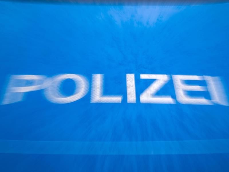 "Polizei" steht auf der Motorhaube eines Einsatzwagens. Foto: J. Büttner/dpa-Zentralbild/Archiv