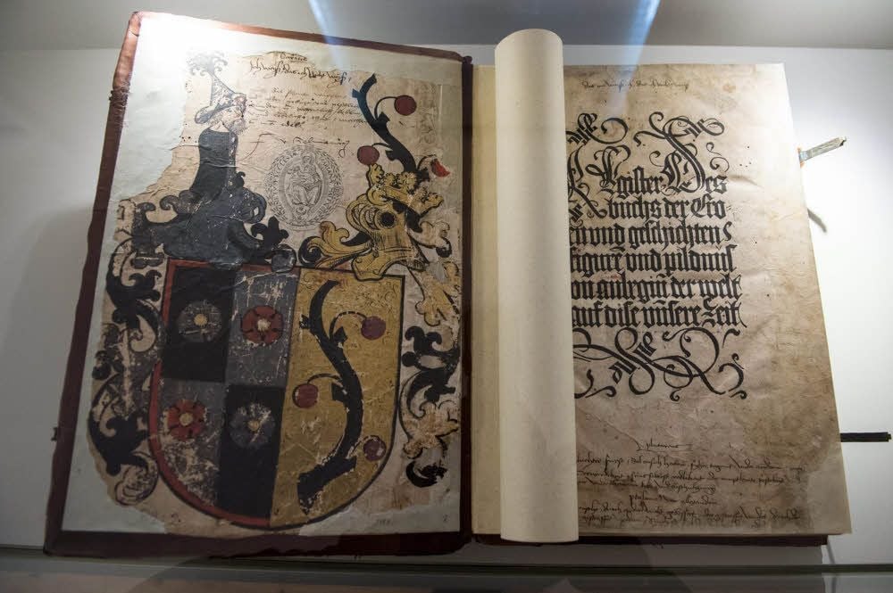Glanzstücke der Ausstellung sind Leihgaben aus der Marienbibliothek, zu der die Büchersammlung von Felicitas von Selmnitz gehört.