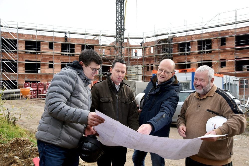 Torsten Kämpfe und Andreas Fuchs von der Stiftung sowie Architekt Hermann Senger und Bauunternehmer Fritz Dietrich (v. l. n. r.) stimmen sich ab.