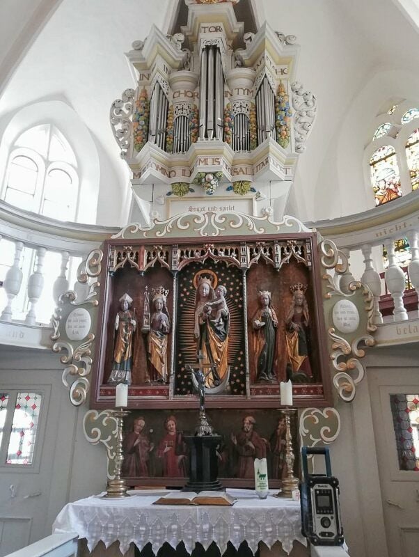 Die Kirche in Predel ist ein Kleinod mit einem Altarschrein aus dem 15. Jahrhundert und darüber einer wertvollen Barockorgel von 1700.