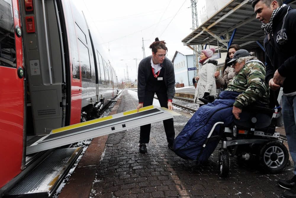 Rollstuhlfahrer Reinhard Schönefeld fährt öfter Zug. Er hatte bis jetzt in Eisleben noch keine Probleme beim Ein- und Aussteigen.