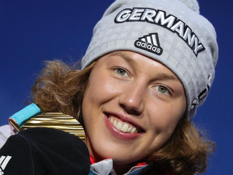 Olympiasiegerin Laura Dahlmeier freut sich auf ihre Eltern und das nächste Rennen. Foto: Michael Kappeler