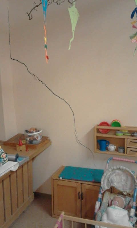 Dutzende solcher Risse ziehen sich durch die Wände des Kindergartens in Löbejün. Ist das Gebäude einsturzgefährdet?