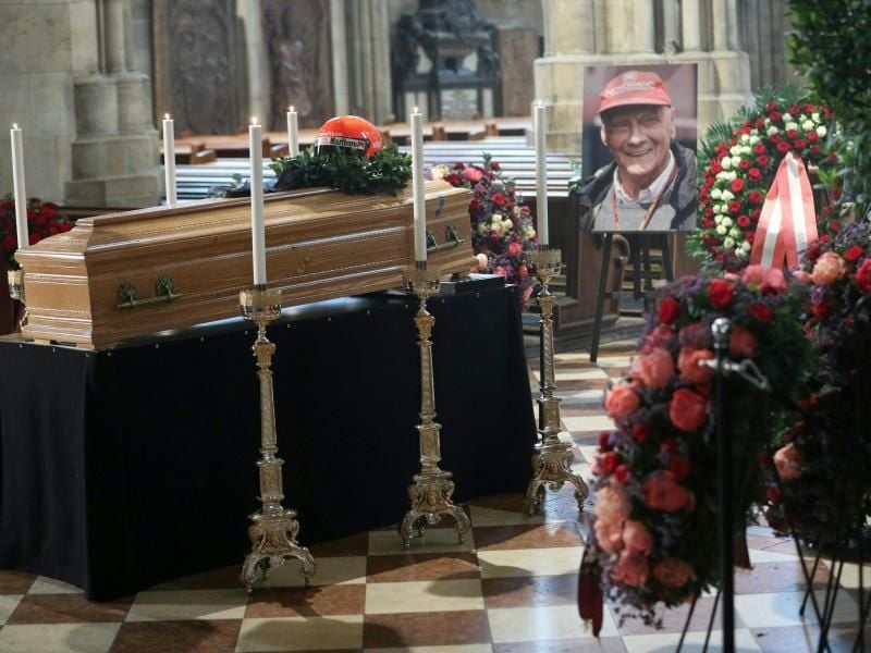 Zahlreiche Menschen nutzten die Möglichkeit, der Formel-1-Legende Niki Lauda im Wiener Stephansdom die letzte Ehre zu erweisen. Foto: Georg Hochmuth/APA