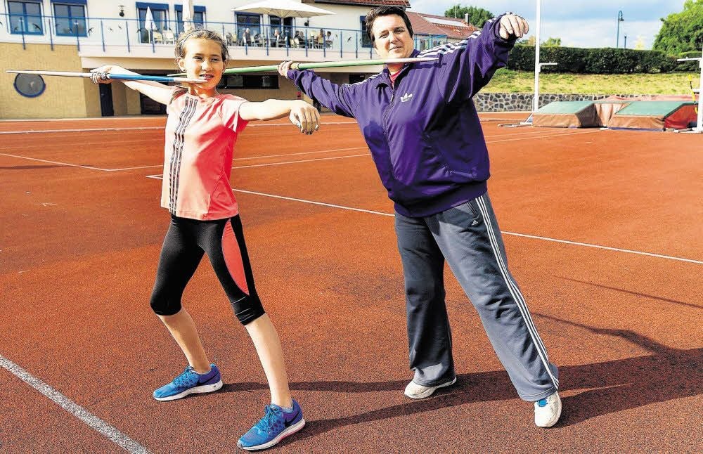 Vizeweltmeisterin Ina Adam (r.) beim gemeinsamen Training mit Tochter Pia Maria auf der Werferanlage im Leunaer Stadion des Friedens.
