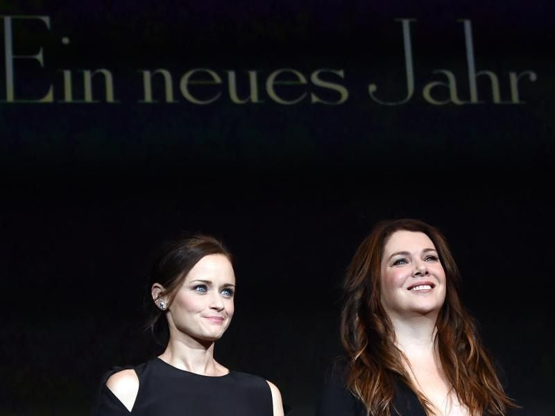 Alexis Bledel (l) und Lauren Graham stellen in Berlin die neue Staffel der „Gilmore Girls” vor. Foto: Britta Pedersen