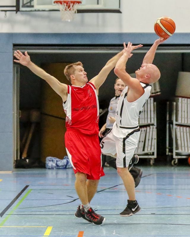 Einst war die TSG GutsMuths, rechts der heutige Bernburger Trainer Patrick Volkmar, um Punkte Gegner des Freizeitsportvereins 78 Quedlinburg. Mittlerweile gehören die GutsMuthser, hier gegen Börde Magdeburg, zu den besten Teams im Land.