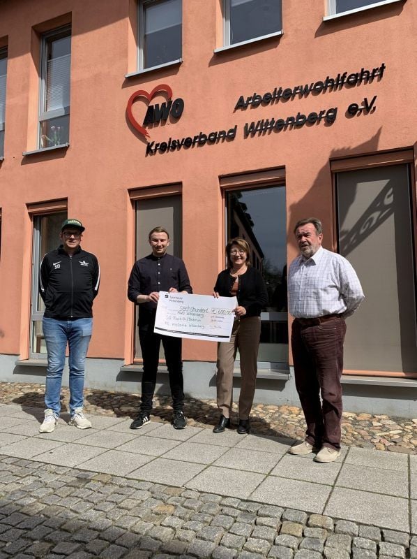 Vier fürs Frauenhaus: Sebastian Dähne, Tim Bremisch, Corinna Reinecke und Michael Werner, derzeit Fachbereichsleiter, bei der Übergabe (v. l.)