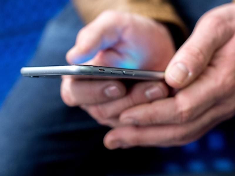Apps zur Corona-Bekämpfung werden derzeit in mindestens zwölf europäischen Ländern vorbereitet oder sind bereits im Einsatz, etwa in Österreich oder in Norwegen. Foto: Hauke-Christian Dittrich/dpa
