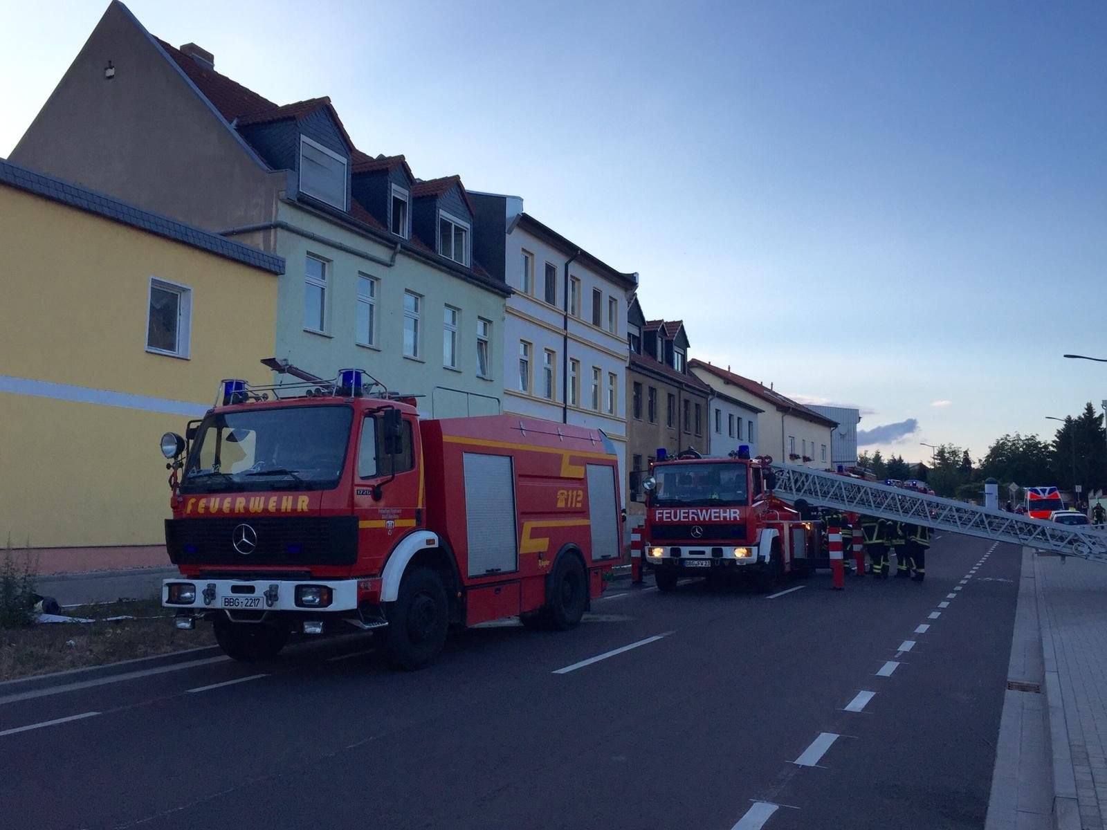 Kameraden der drei Feuerwehren Bernburg, Gröna und Aderstedt waren am Freitag gegen 18 Uhr wegen eines Brandes in einer Dachgeschoss-Wohnung an der Thomas-Müntzer-Straße ausgerückt.