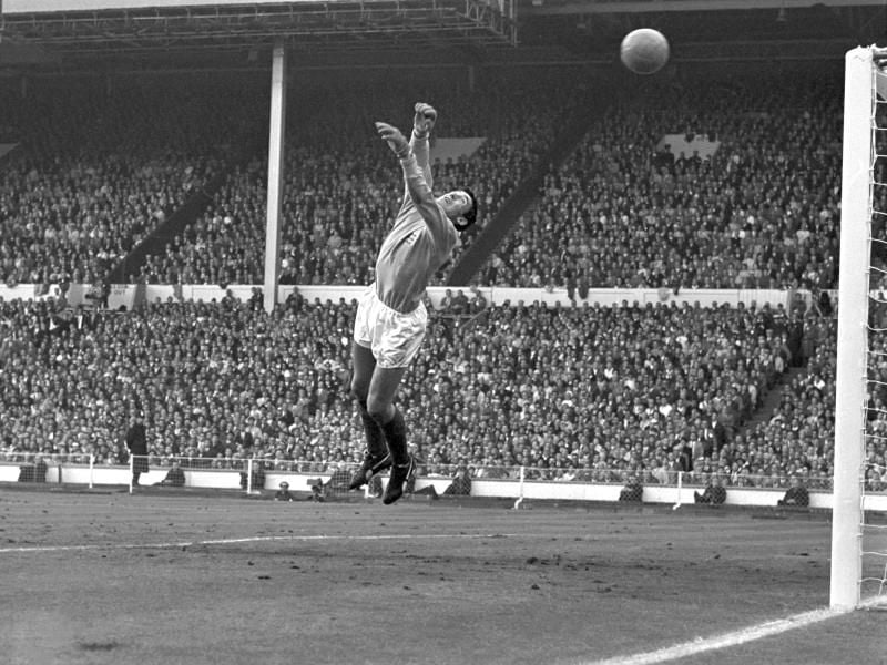 Der englische Torwart Gordon Banks beim WM-Finale 1966 gegen Deutschland. Foto: Karl Schnoerrer