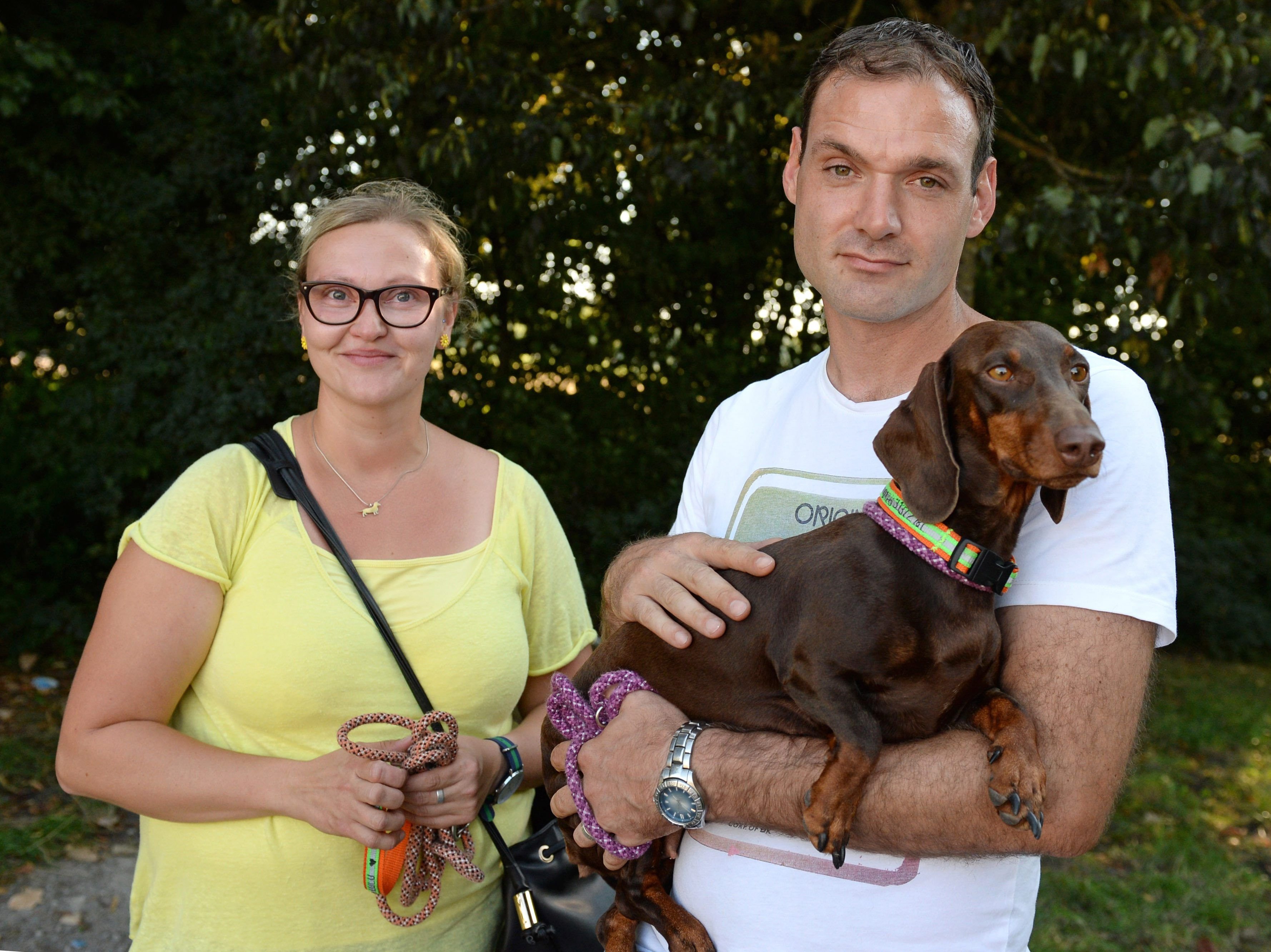 Anne K. und Jan T. posieren in der Nähe des Flughafens München mit ihrem Kurzhaardackel Gretel für Fotoaufnahmen. Gretel wurde als Spielgefährte für Dackel "Bonny" angeschafft, der aber wieder auf dem Weg zu seinen früheren Eigentümern ist.