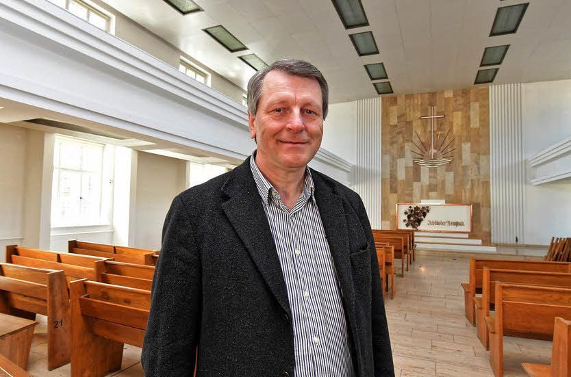 Klaus Koselack steht im alten Gemeindesaal.