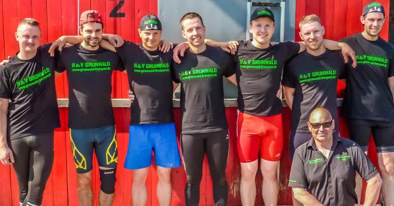 Ein Team und sein Trainer: René Grunwald (vorn) will seine Jungs bei der Weltmeisterschaft in der Slowakei nach oben aufs Treppchen bringen.