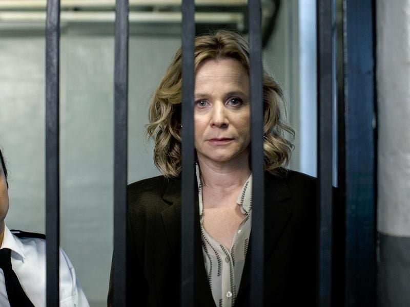Yvonne (Emily Watson) wird wegen Beihilfe zu einem Mord angeklagt. Foto: Nick Briggs/Arte France/BBC