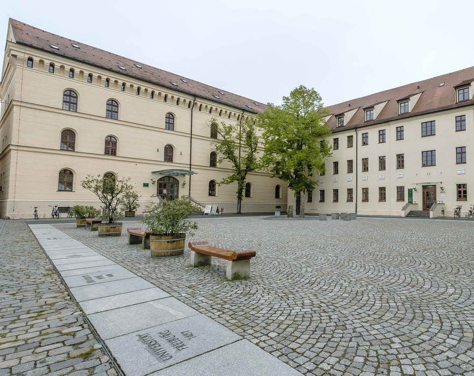 Auf dem Hof der Leucorea wird mit der Gestaltung an die Geschichte der Universität in Wittenberg erinnert.