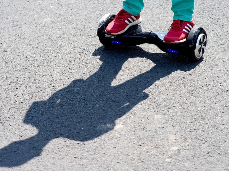 Outdoor-Spaß: Hoverboards sind beliebt. Doch auf der Straße darf man damit nicht fahren. Foto: Swen Pförtner/dpa