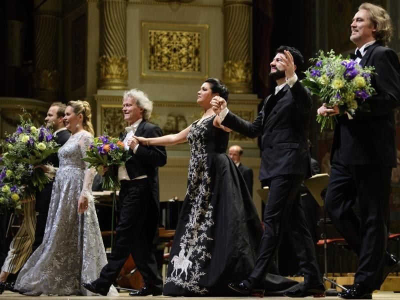 Die russische Sopranistin Anna Netrebko (4.v.l.) und ihr Mann Yusif Eyvazov (2.v.r.) beim Schlussapplaus in Dresden. Foto: Robert Michael/dpa-Zentralbild/dpa