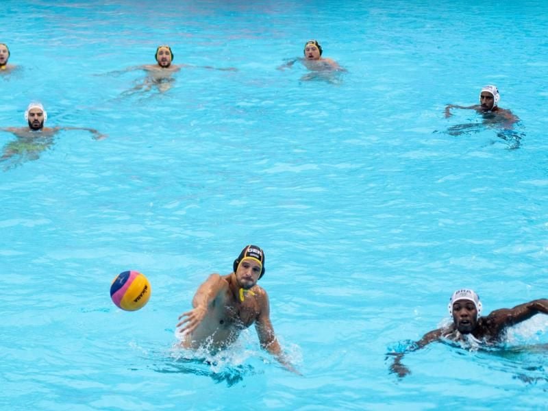 Marko Stamm (M) wirft den Ball aufs brasilianische Tor. Foto: Bernd Thissen