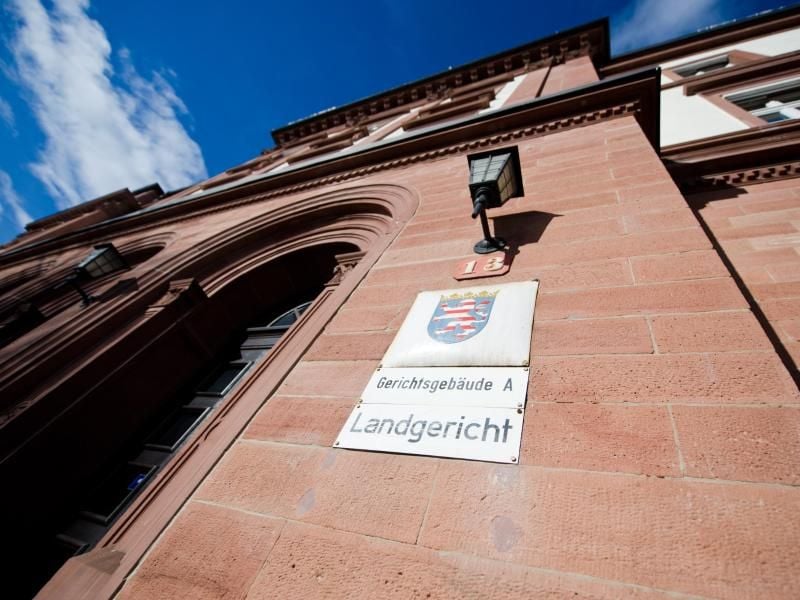 Schild am Eingang des Gerichtsgebäudes A vom Landgericht Darmstadt. Foto: Christoph Schmidt/Archiv