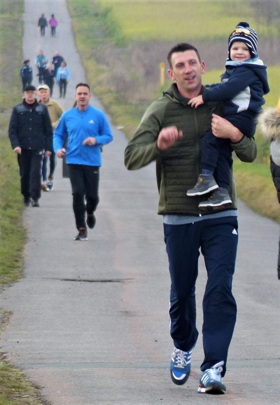 Auf den Schultern vom Vater Sascha hält es der kleine Hannes gut aus.