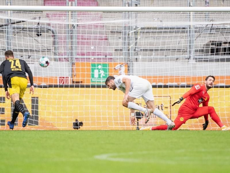 Ausgerechnet der Ex-Schalker Daniel Caligiuri (M) traf gegen den BVB zum 2:0. Foto: Matthias Balk/dpa