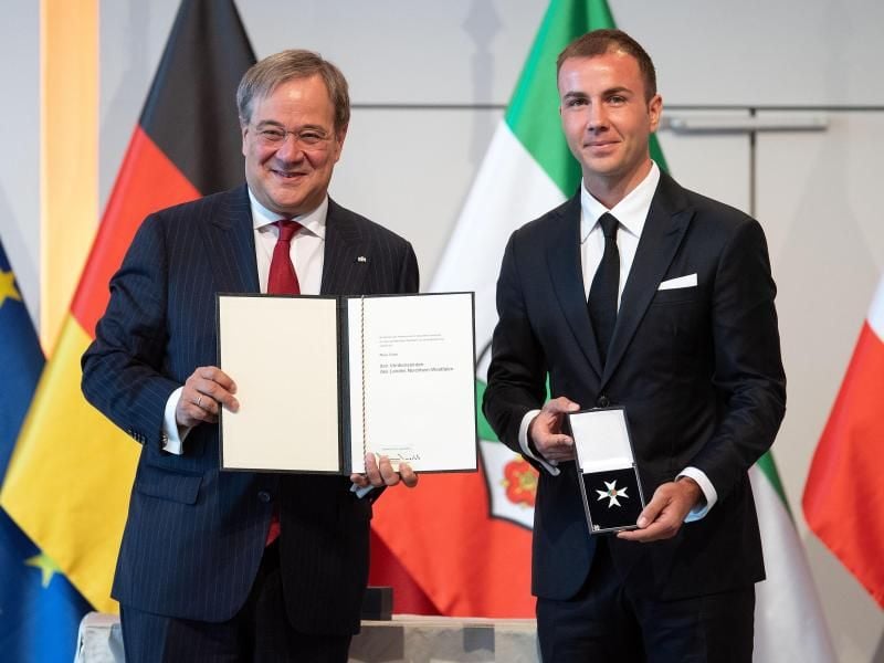 Armin Laschet (l) verleiht den Landesverdienstorden an Mario Götze. Foto: Marius Becker/dpa