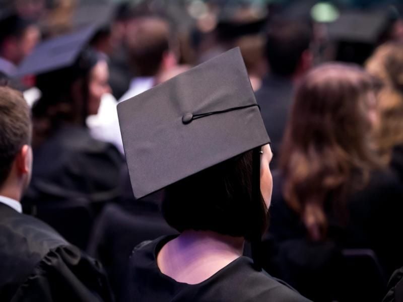 Die Examensnoten deutscher Uni-Absolventen werden immer besser. Forscher aus Flensburg bezweifeln jedoch, dass dies auf bessere Leistungen zurückzuführen ist. Foto: Daniel Naupold/dpa
