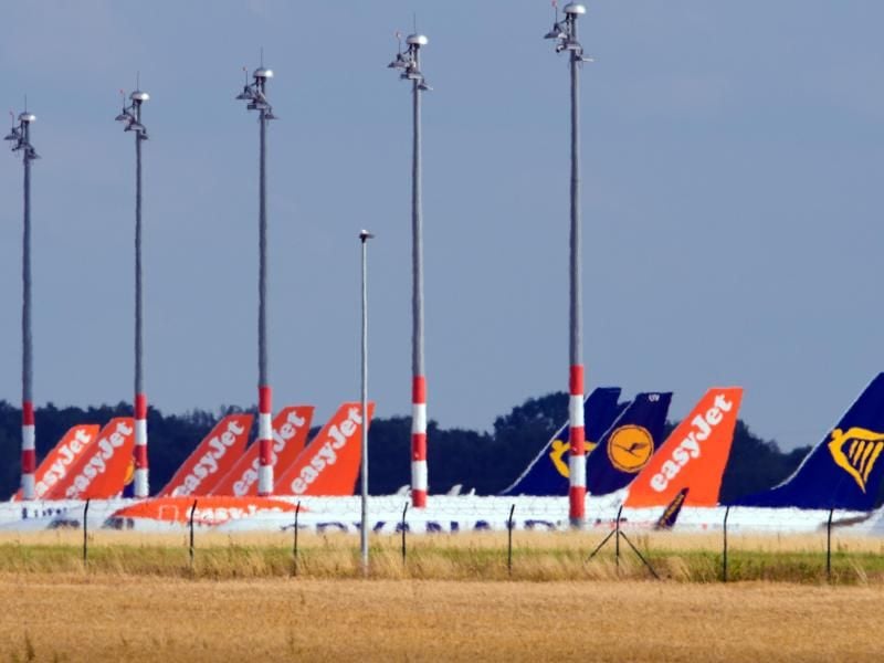 Wegen der Corona-Pandemie mussten die Airlines Tausende Flüge stornieren. Doch nicht alle bemühen sich wie Easyjet genügend um eine zügige Erstattung des Ticketpreises. Foto: Soeren Stache/dpa-Zentralbild/dpa