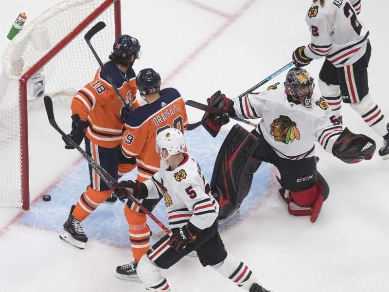 Leon Draisaitl (2.v.l) konnte die Oilers-Niederlage gegen die Chicago Blackhawks nicht verhindern. Foto: Jason Franson/The Canadian Press/AP/dpa
