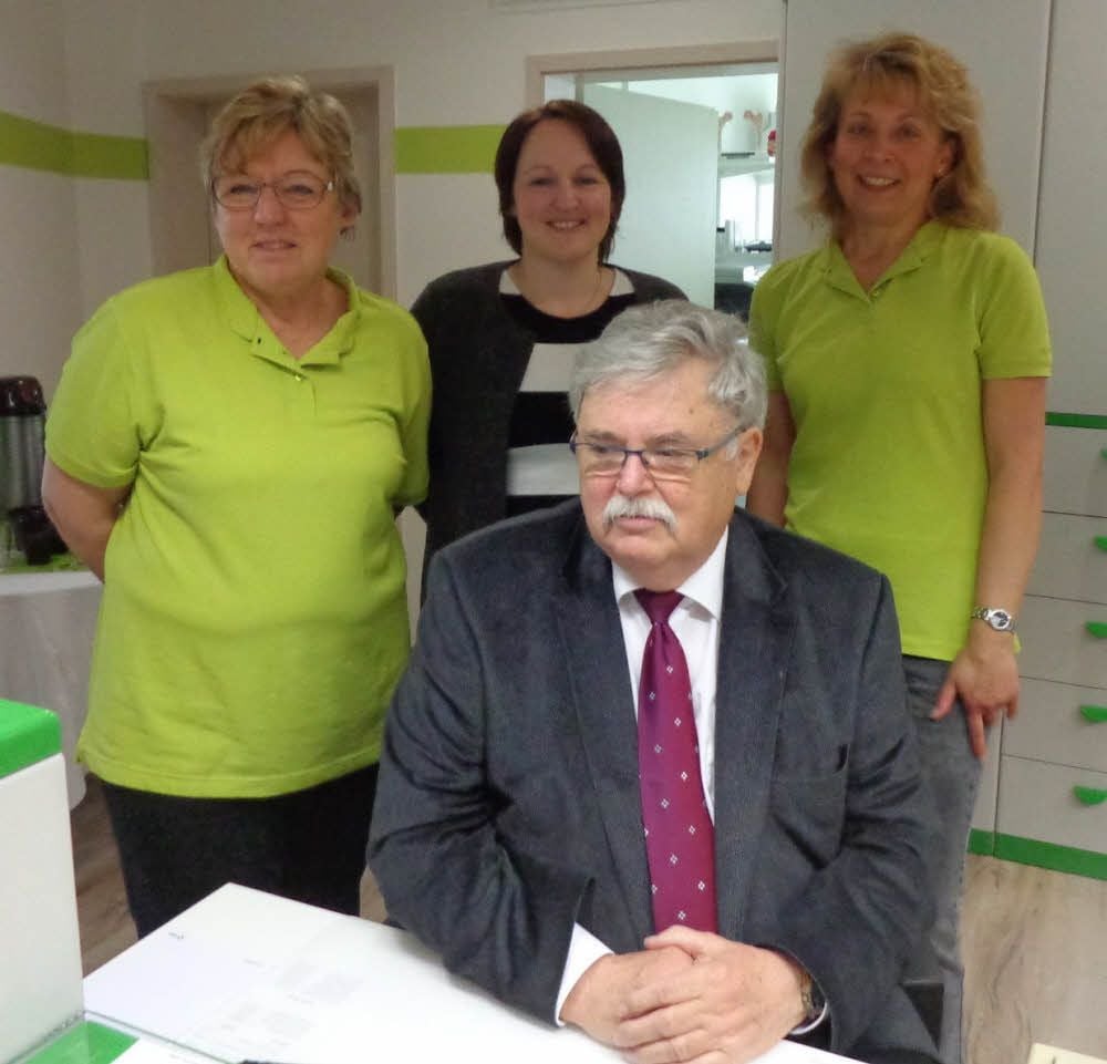 Im Ruhestand ist jetzt Dr. Holger Thelen. Seine Tochter Sarah Kullmann (Mitte) hat die Praxis übernommen und kann auf väterlichen Rat sowie auf das bewährte Mitarbeiterteam Heidi Thelen (ii) und Sylvia Lehmann setzen.