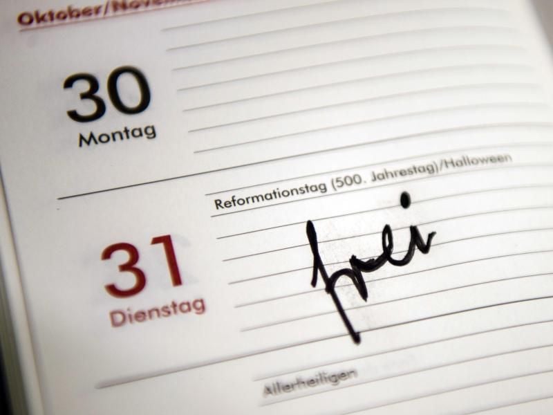 Das Wort „frei” in einem Taschenkalender. Foto: Sebastian Gollnow/Archiv