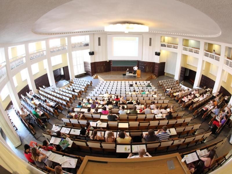 Mit der Einschulung beginnt oft eine lange Bildungskarriere. Damit diese auch finanziert werden kann, bieten Versicherungen entprechende Produkte an. Foto: Bodo Marks