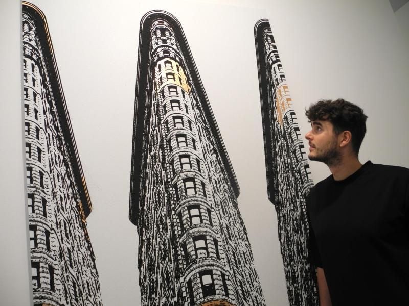 Tim Bengel in der Galerie H.G. Contemporary in New York (USA) vor dem Werk „Tribute to Andy Warhol”. Foto: Johannes Schmitt-Tegge