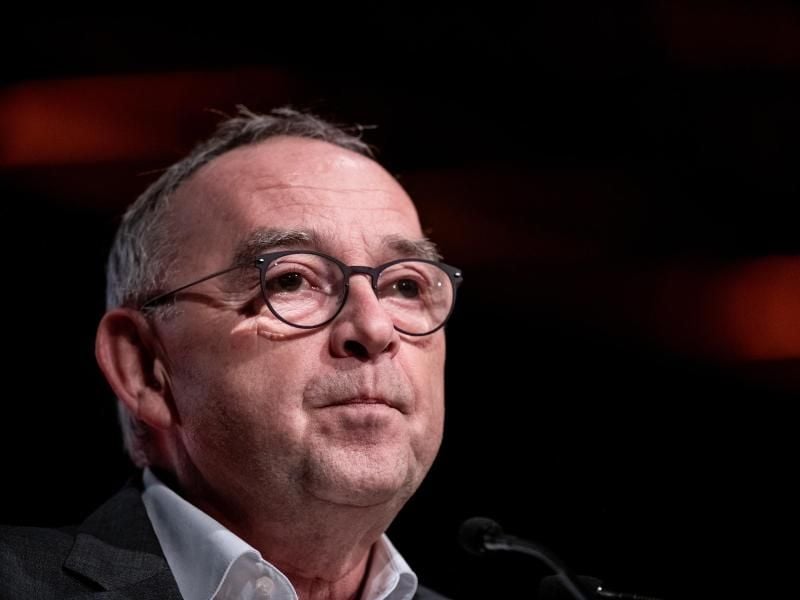 Laut Norbert Walter-Borjans, Bundesvorsitzender der SPD, müsse die Lufthansa Arbeitsplätze sichern, auf die Dividendenausschüttung verzichten und dem Staat ein Mitspracherecht gewähren.