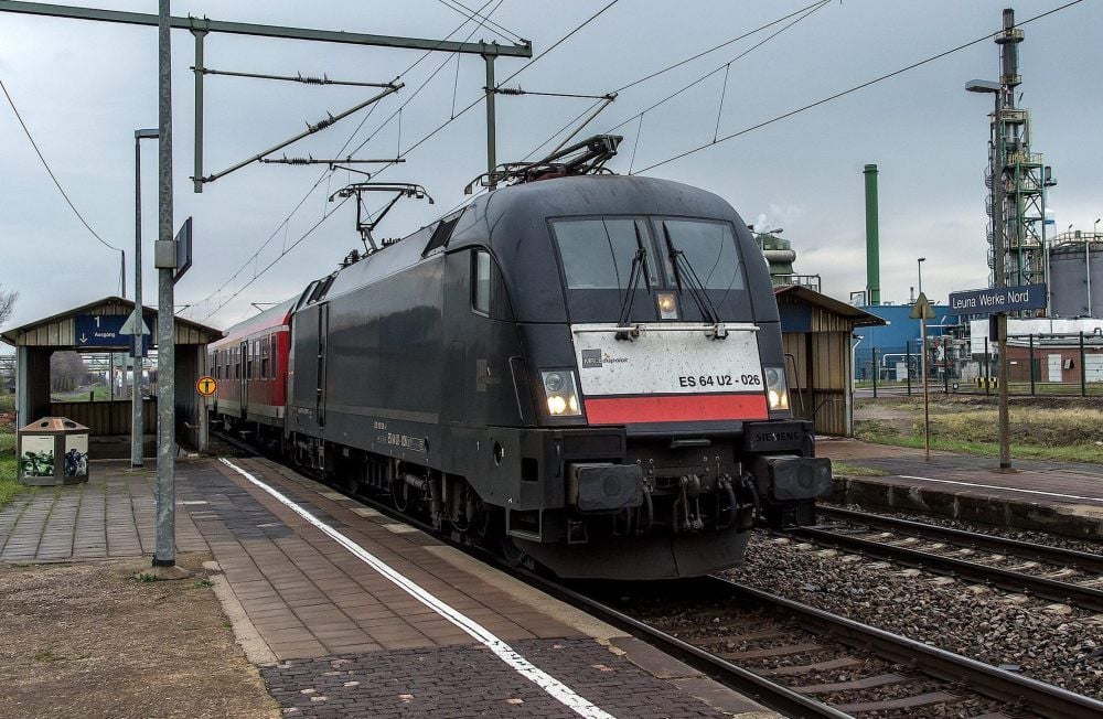 Wer kein Mitarbeiter der Leunawerke ist, kann den Haltepunkt „Leuna Werke Nord“ nicht verlassen. Nun wird über eine Verlegung diskutiert.