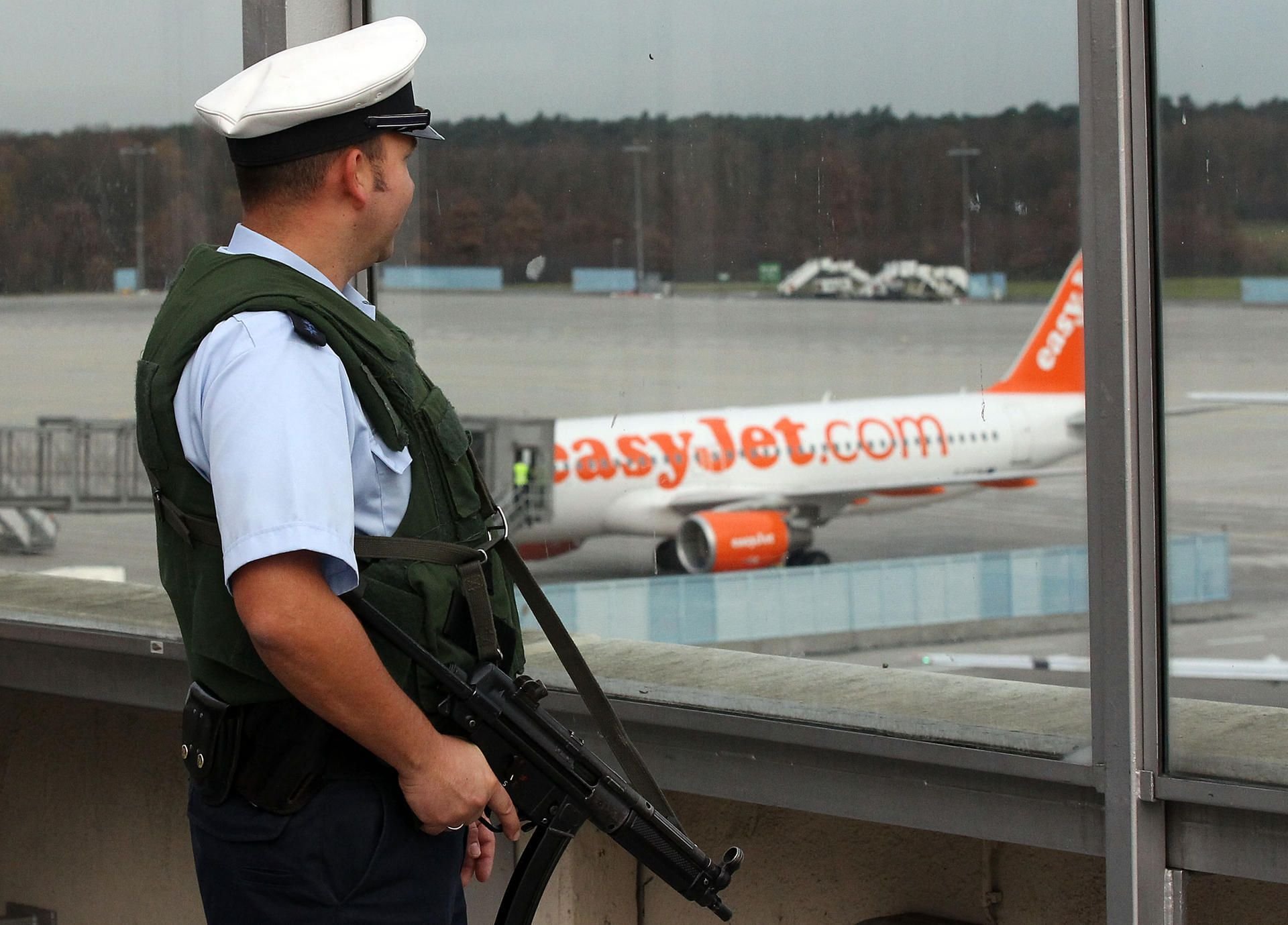 Ein Bundespolizist am Flughafenb Köln/Bonn. Am Samstag gab es einen Bombenalarm am Airport. (Archivbild)
