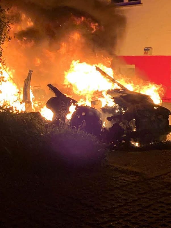 Die Flammen loderten heftig.