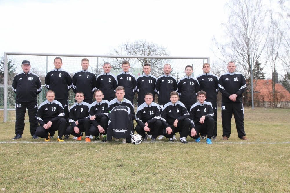 Die Kreisoberliga-Fußballer der Spielgemeinschaft Lossa/Rastenberg haben von Wolfgang Vollrath, Geschäftsführer der Firma Finne Stahl und Metallbau Rastenberg, neue Trainingsanzüge spendiert bekommen - hinten v.l.: Trainer Hans-Joachim Püschel, Kai Vollrath, Pit Vollrath, Stefan Bärhold, André Schmidt, Christopher Weihrauch, Arian Gorges, Patrick Oberreich, Mario Rahaus, Trainer Sirko Lohl; vorne v.l.: Thomas Sturm, Michael Neuhauß, David Schiele, Torwart Erik Schlothauer, Steve Gerhardt, Christian Beck, Marcus Jöricke.