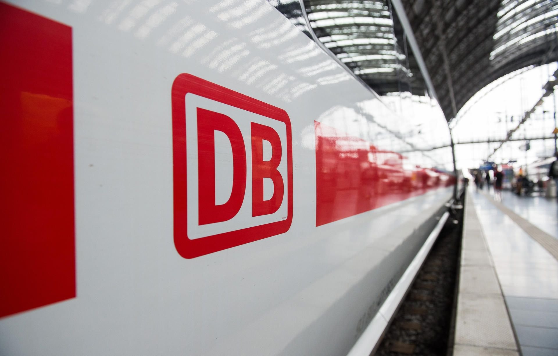 Ein Zug der deutschen Bahn steht in einem Bahnhof. (Symbolbild)