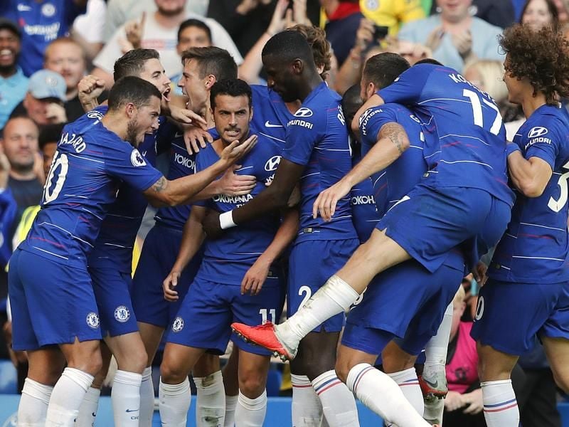 Chelseas Pedro (M) jubelt mit seinen Mannschaftskollegen über seinen Treffer zum 1:0. Foto: Frank Augstein/AP