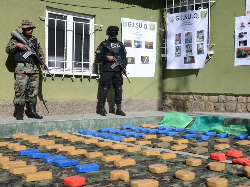 Auf seinem Weg zum Konsumenten gestoppt: Spezialkräfte bewachen in La Paz (Bolivien) 254 Kilogramm beschlagnahmtes Kokain. Foto: EFE/Agencia Boliviana de Informacion,ABI/dpa