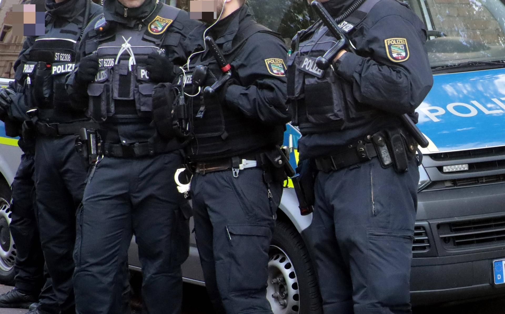 Die Bereitschaftspolizei in Sachsen-Anhalt wird mit neuer Schutzkleidung ausgerüstet.