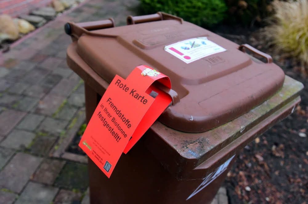 Sind Biotonnen falsch befüllt, bekommen sie die Rote Karte und werden nicht entleert.