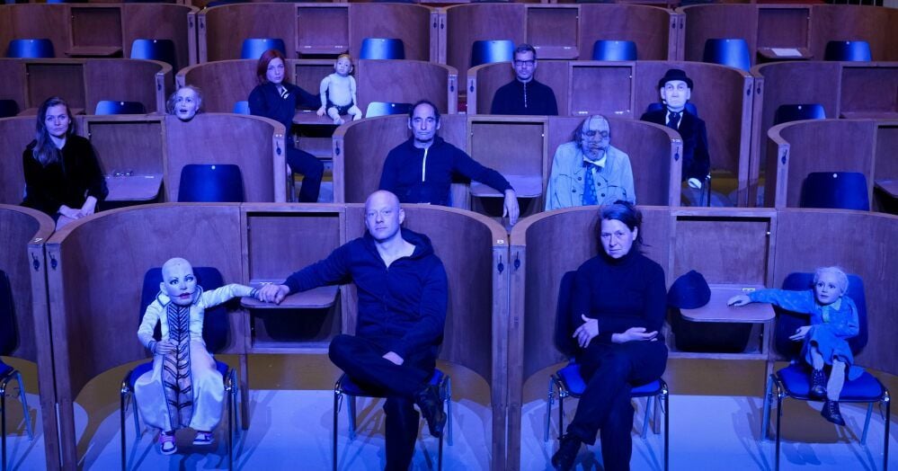In den eigens fürs Puppentheater gebauten Zuschauer-Séparées haben in einer Probenpause ausnahmsweise die Spieler und ihre Puppen Platz genommen.