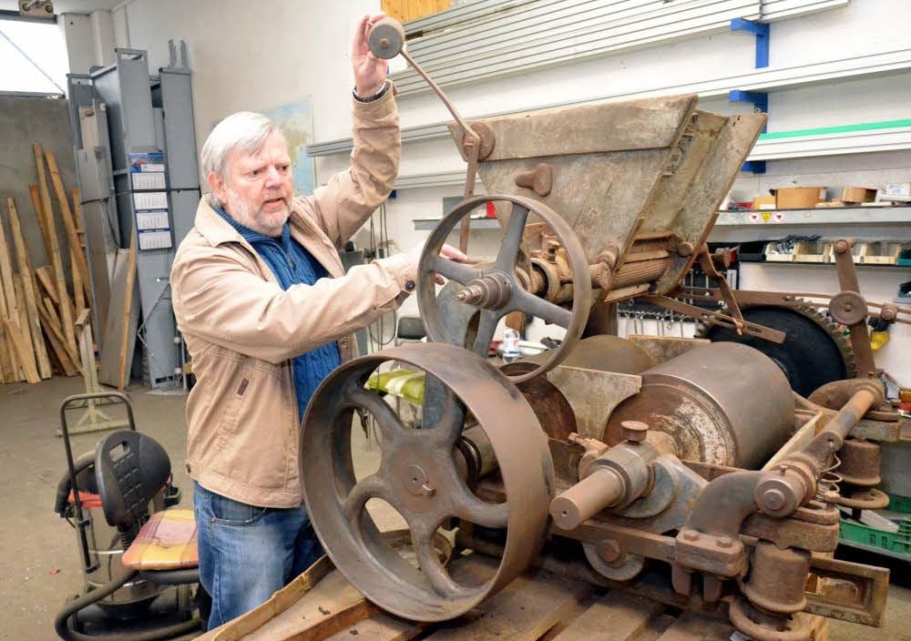 Frank Neupert erklärt die Abschaltautomatik bis ins letzte Detail. Der Walzenstuhl aus der Bockwindmühle Schweinitz soll Ende dieser Woche endgültig fertig sein und dann seine Reise nach Plossig antreten. Dort wird das Kulturdenkmal komplett aufgebaut und in einen Mühlenhof integriert.