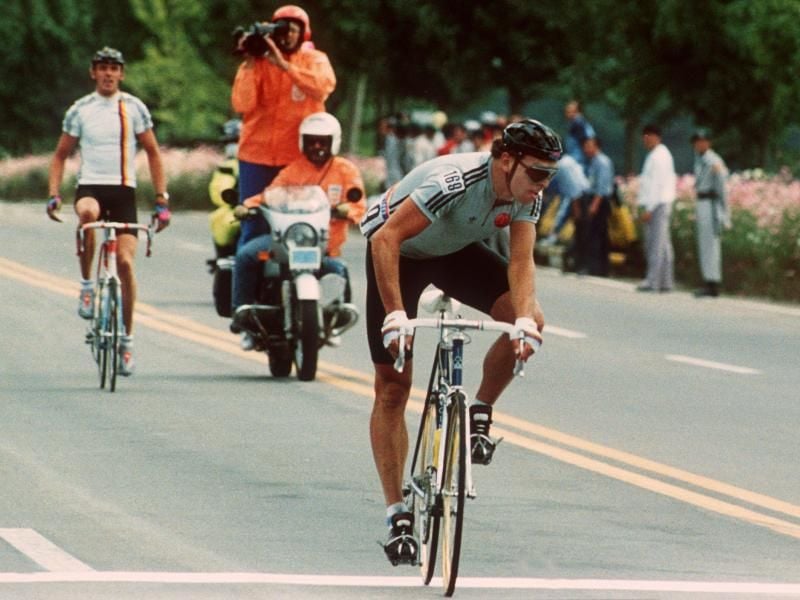In der DDR ein umjubelter Radstar: Olaf Ludwig siegt beim Straßenrennen der Olympischen Sommerspiele in Seoul. Foto: dpa