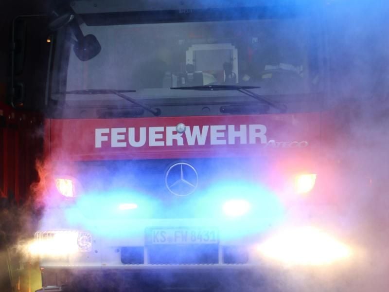 Ein Löschfahrzeug steht in Nebelschwaden getaucht in einer Garage. Foto: Ralf Krawinkel/Archiv