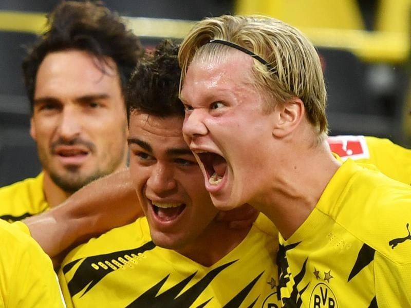 Dortmunds Giovanni Reyna (M) bejubelt sein Tor zum 1:0 mit seinem Teamkollegen Erling Haaland. Foto: Bernd Thissen/dpa